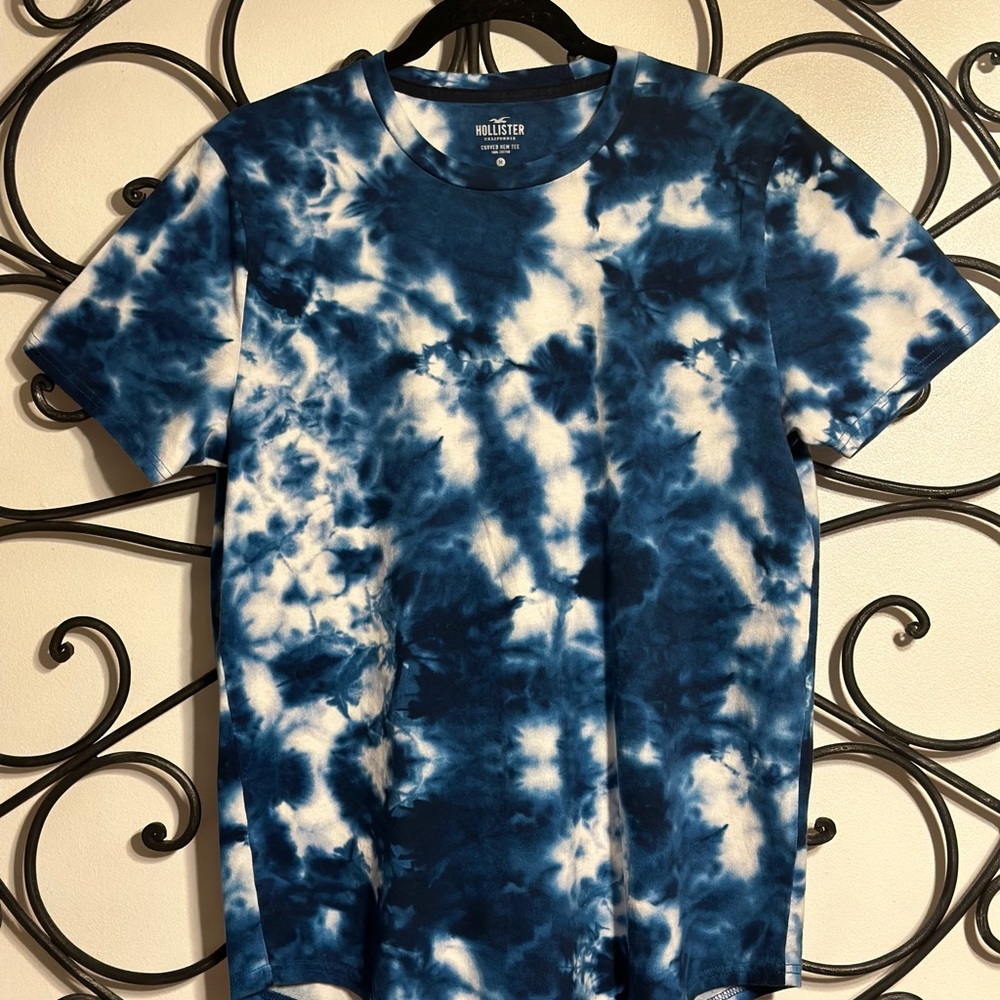 Men’s Hollister Curves Hem Tee Size Medium